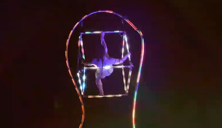 The Ellipse – ಐಷಾರಾಮಿ ಕಾರ್ಯಕ್ರಮಗಳಿಗಾಗಿ ಒಳಾಂಗಣ-ಸ್ನೇಹಿ LED ವಾಯು ಶೋ - Yogi's Angels Entertainment