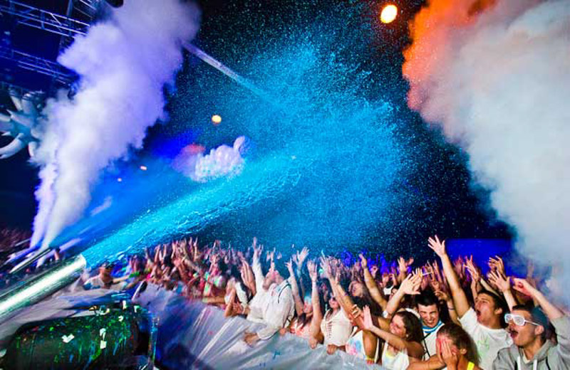 GLOW PAINT PARTY – चमकदार रंग पार्टी अनुभव performance photo