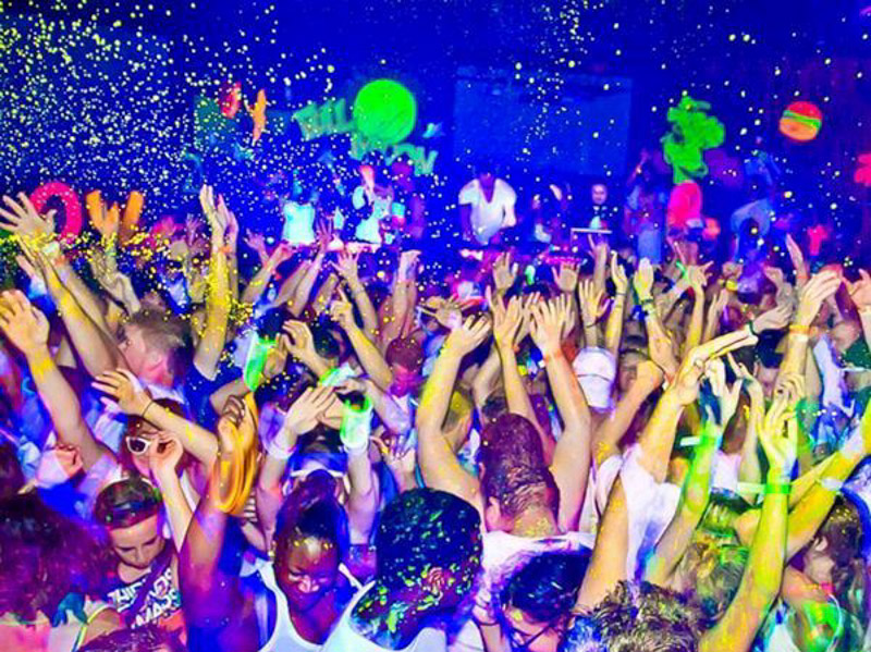 GLOW PAINT PARTY – चमकदार रंग पार्टी अनुभव performance photo
