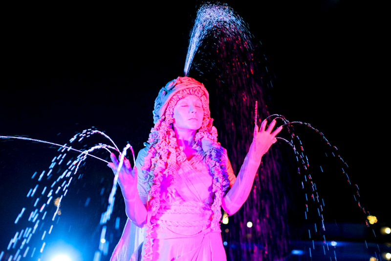Human Fountain – മനോഹരമായ സജീവ ജലധാര പ്രകടനം performance photo