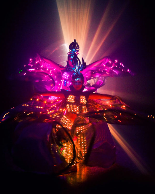 Laser Angels – கண்கவர் லேசர் ஒளி நடன நிகழ்ச்சி performance photo