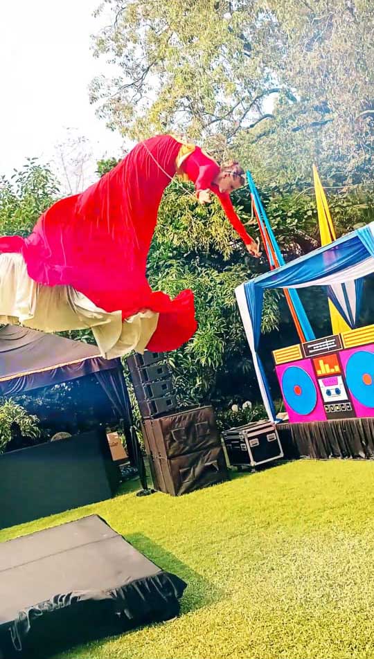 Shooting Star – മാന്ത്രിക അവരോഹണ ആകാശ പ്രവേശ പ്രകടനം performance photo