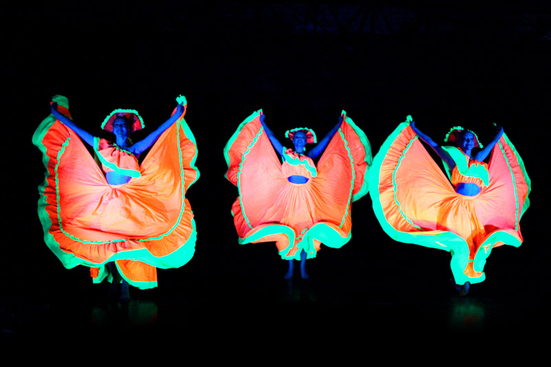Ultra Violet Angels – ಐಷಾರಾಮಿ ಕಾರ್ಯಕ್ರಮಗಳಿಗಾಗಿ UV ಮತ್ತು LED ಗ್ಲೋ ಶೋ performance photo